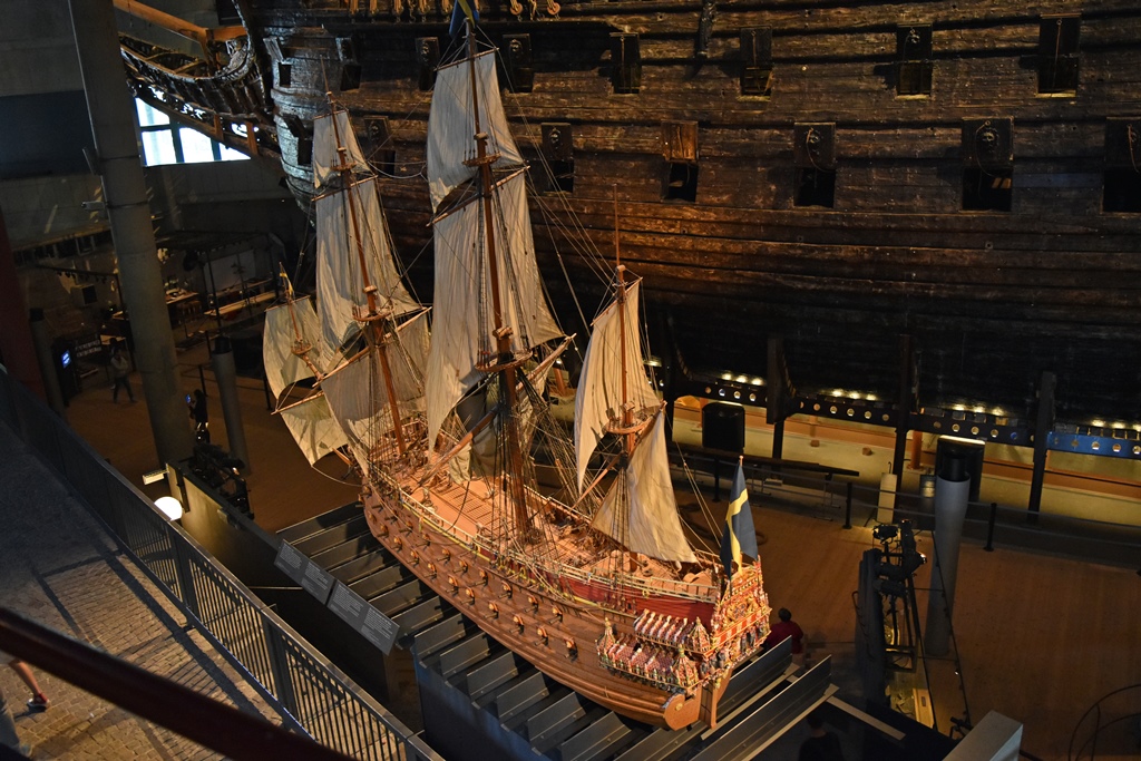 Vasa Model Next to Vasa